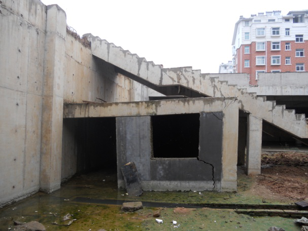 （2011年）平邑明德花園超市（地下），因地下水位變化導致框架梁、柱開裂